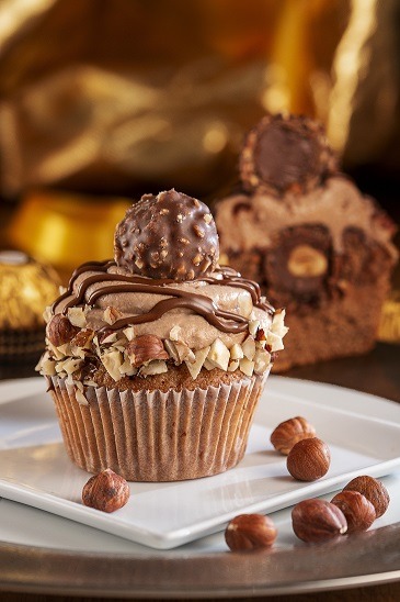Cupcake de chocolate con crema de maní y bombón de chocolate arriba