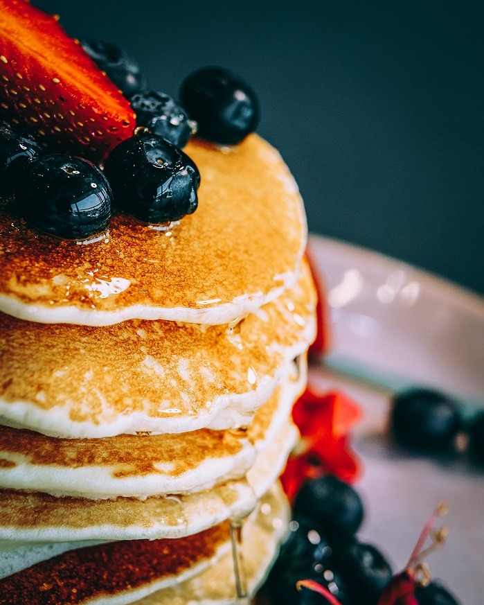 Pancakes con arandanos y frutillas.